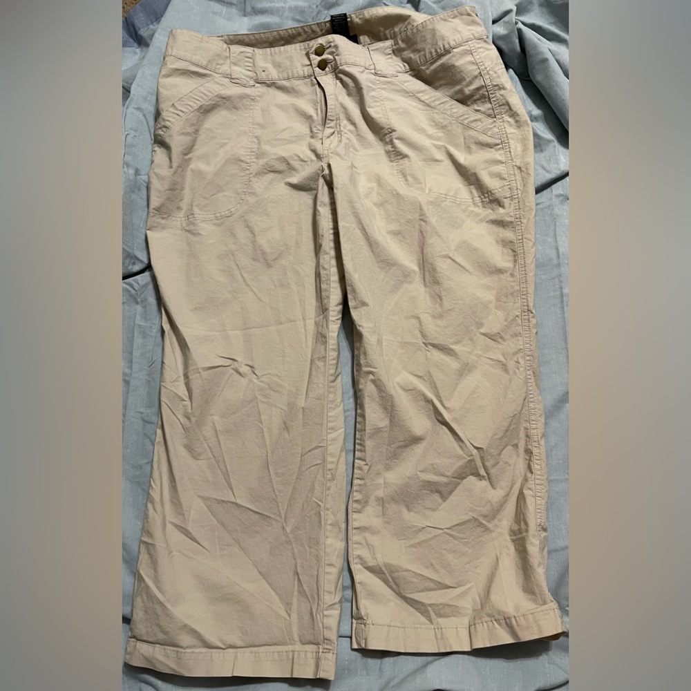 Avenue stretch women’s khaki Capri pants size 18.